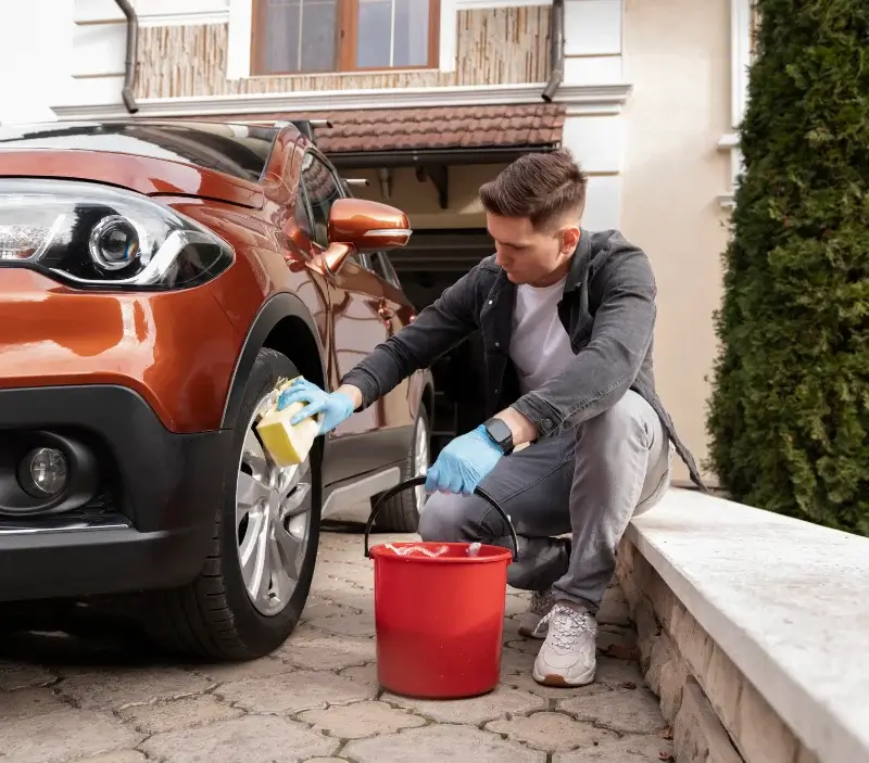 Lavage auto à domicile Saint-Aubin-des-Coudrais : professionnel intervenant sur un véhicule